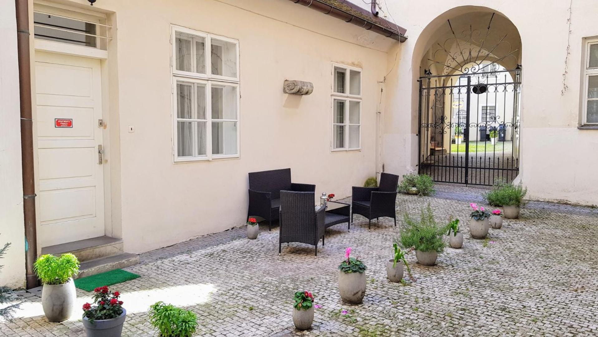 Apartments Tynska 7 Прага Екстер'єр фото