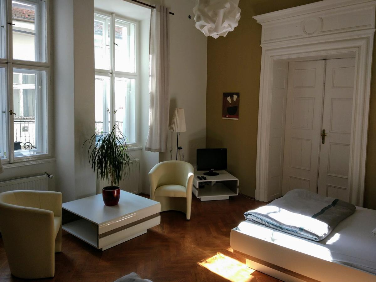 Apartments Tynska 7 Прага Екстер'єр фото